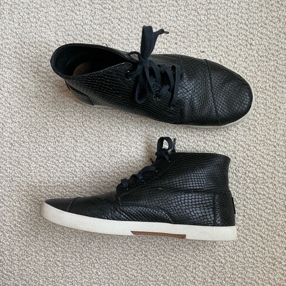 tom’s sneakers